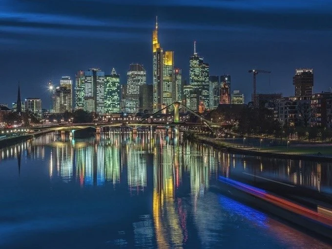 Meine besondere Weihnachtsfeier in Frankfurt am Main auf einem Partyboot, eine Glühweinausfahrt - unvergesslich und grandios mit so einem Ausblick.
