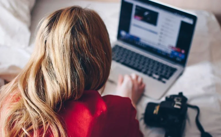 Wer sich mit Influencer-Marketing beschäftigt und diese auch betreiben will, stößt früher oder später auf die berühmte Influencerin Chiara Ferragni aus Italien. Ihr "The Blonde Salad" (Barbie im Salatteller) ist sicher ein Begriff und ist mit Sicherheit mindestens einmal in Dein Blickfeld geraten. An ihr führt einfach kein Weg mehr daran vorbei :-)