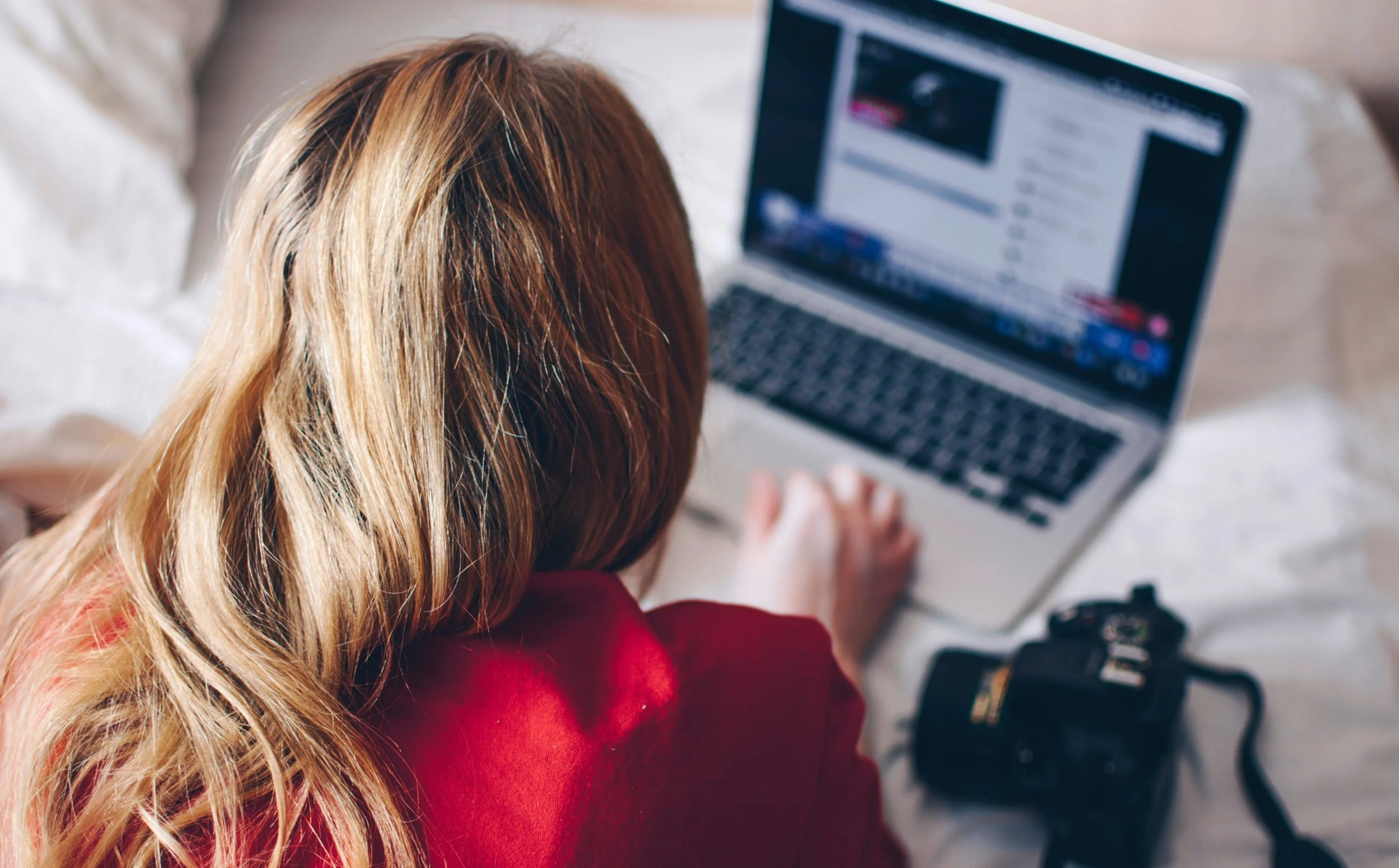 Wer sich mit Influencer-Marketing beschäftigt und diese auch betreiben will, stößt früher oder später auf die berühmte Influencerin Chiara Ferragni aus Italien. Ihr "The Blonde Salad" (Barbie im Salatteller) ist sicher ein Begriff und ist mit Sicherheit mindestens einmal in Dein Blickfeld geraten. An ihr führt einfach kein Weg mehr daran vorbei :-)